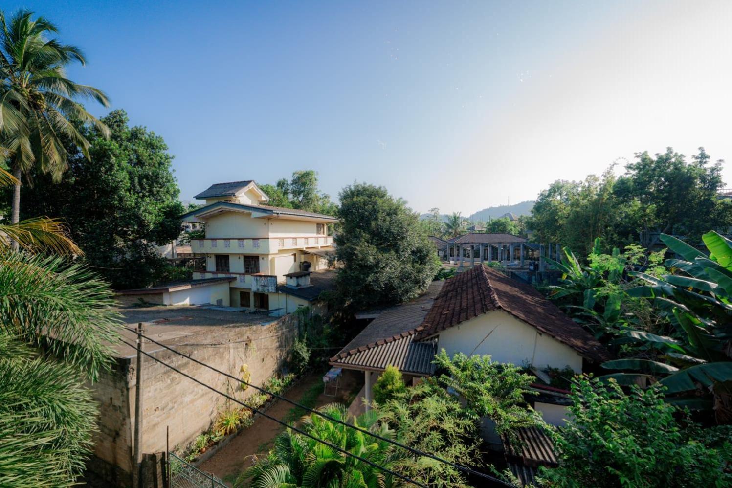Suwani Pinnawala Homestay Esterno foto