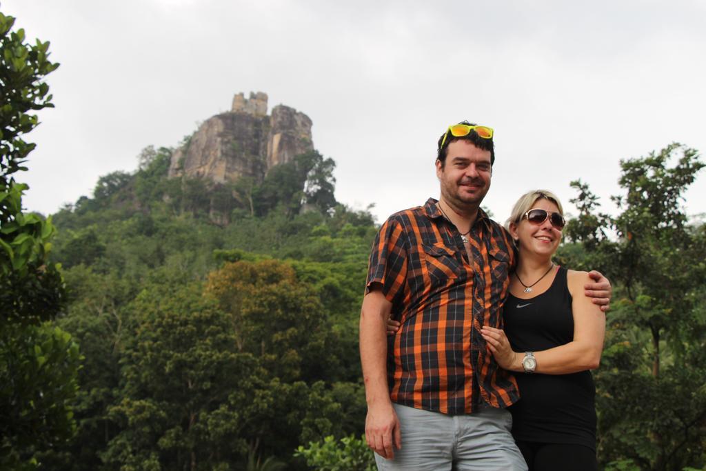 Suwani Pinnawala Homestay Esterno foto