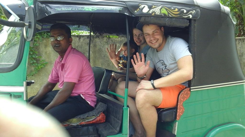 Suwani Pinnawala Homestay Esterno foto